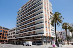 Barandillas fotovoltaicas en Cádiz para autoconsumo colectivo y ahorro energético