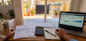 Formas de ahorro y rentabilidad para panel solar plug & play en balcón o terraza